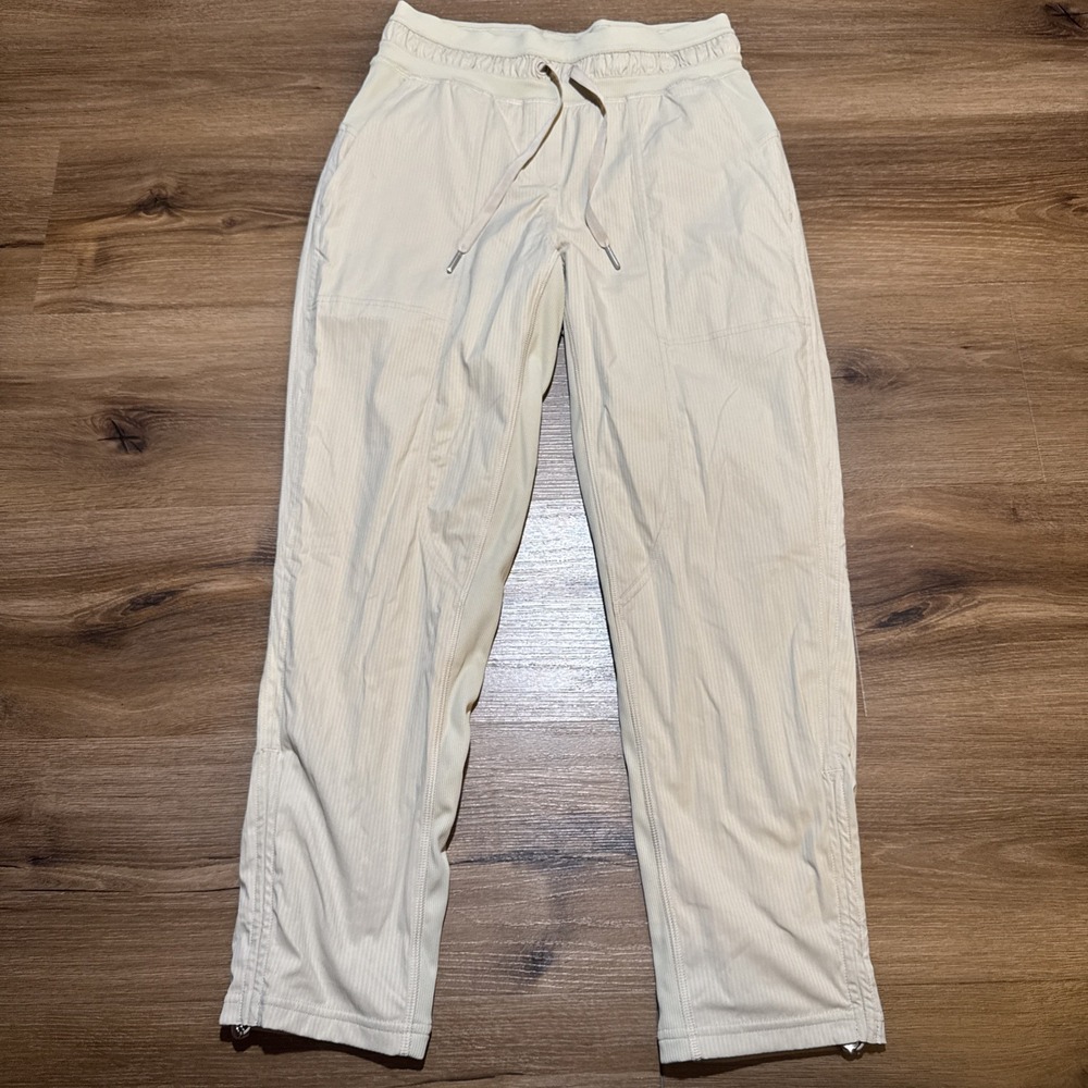 LULULEMON Dance Pant Studio Mid Rise Lined Crop  Size 2  25" W6CLWS Beige‎ Tan
